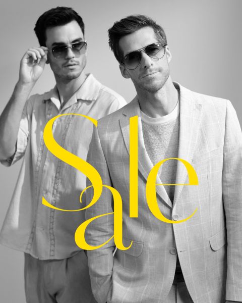 Zwei Männer mit Sonnenbrillen und stylischen hellen Outfits posieren selbstbewusst. Das Wort „Sale“ in großer, gelber, eleganter Schrift überlagert die Mitte des Schwarz-Weiß-Fotos.