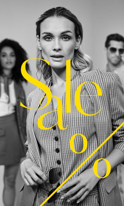 Eine stilvoll gekleidete Frau steht selbstbewusst im Vordergrund, im Hintergrund sind zwei Personen unscharf dargestellt. Der gelbe Text mit der Aufschrift „Sale“ und Prozentzeichen deutet auf eine Mode-Verkaufsveranstaltung hin.