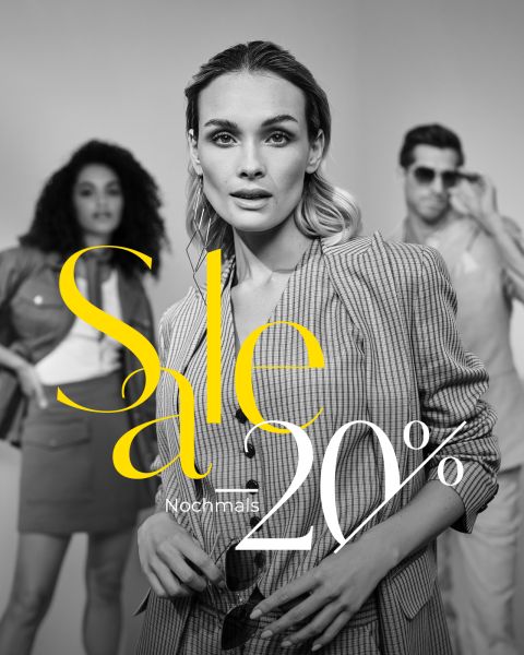 Drei stylische Menschen posieren in trendigen Outfits für eine Mode-Sale-Werbung. Über dem Bild steht in großem gelb-weißem Text: „Sale 20% Nochmals.“ Das Bild ist schwarz-weiß.