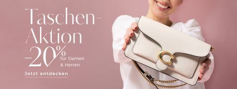 Eine lächelnde Frau in weißer Bluse hält eine beige Lederhandtasche mit goldenem Verschluss entgegen. Der Text lautet: „Taschen-Aktion -20 % für Damen & Herren. Jetzt entdecken.“ Rosa Hintergrund.