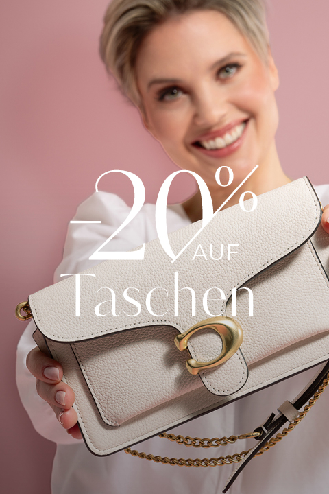 Eine lächelnde Frau mit kurzen blonden Haaren hält eine weiße Handtasche in die Kamera. Der Text auf Deutsch lautet „20 % auf Taschen“, was auf einen Rabatt von 20 % auf Taschen hinweist. Rosa Hintergrund.