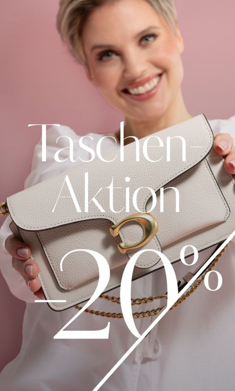 Eine lächelnde Frau in weißem Hemd hält eine helle Handtasche mit goldenem Verschluss und Kette. Der Text auf Deutsch lautet: „Taschen Aktion -20%“. Der Hintergrund ist rosa.
