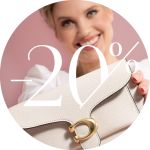 Lächelnde Person hält eine weiße Handtasche mit goldenem Verschluss vor rosa Hintergrund. Über dem Bild steht in großem Text „-20 %“, was auf einen Rabatt oder Ausverkauf hinweist.