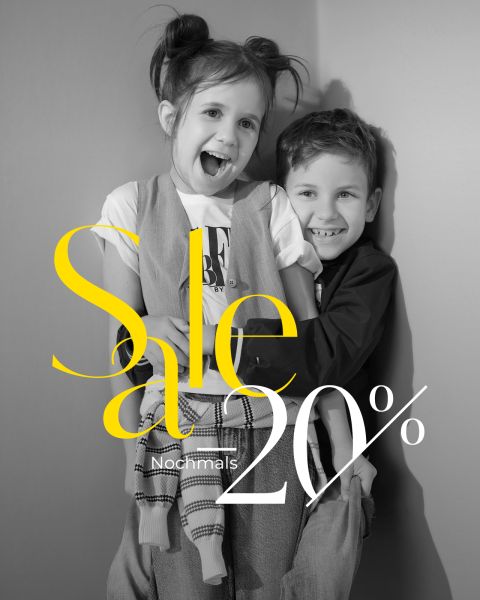 Zwei lächelnde Kinder umarmen sich und posieren glücklich vor einer Wand. Darüber liegt ein großer gelb-weißer Text mit der Aufschrift „Sale 20 % Nochmals“. Das Foto ist schwarz-weiß.