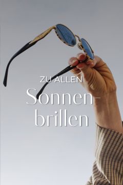 Eine Hand hält vor einem hellen Himmelshintergrund eine Sonnenbrille hoch, über die der deutsche Text „Zu allen Sonnenbrillen“ eingeblendet ist.