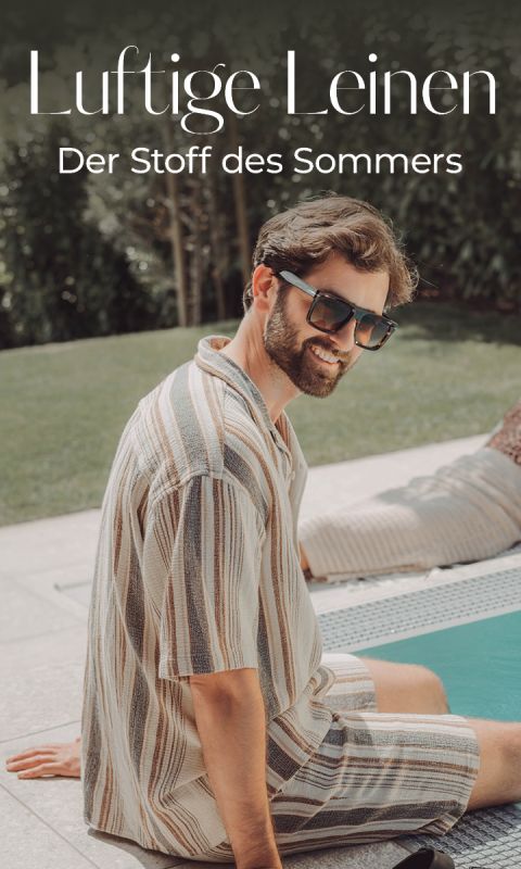 Ein Mann mit Sonnenbrille, gestreiftem Leinenhemd und Shorts sitzt lächelnd am Pool. Der Text darüber lautet: „Luftige Leinen – Der Stoff des Sommers“. Im Hintergrund sind Büsche und Liegestühle am Pool zu sehen.