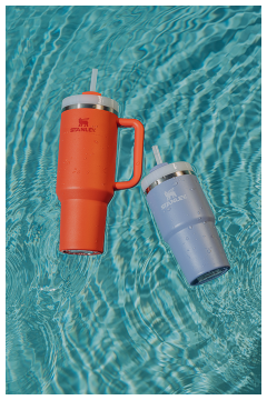 Zwei isolierte Trinkbecher der Marke Stanley, einer rot und einer blau, schwimmen mit sichtbaren Wellen nebeneinander im klaren blauen Schwimmbadwasser und in jedem Becher befindet sich ein Strohhalm.