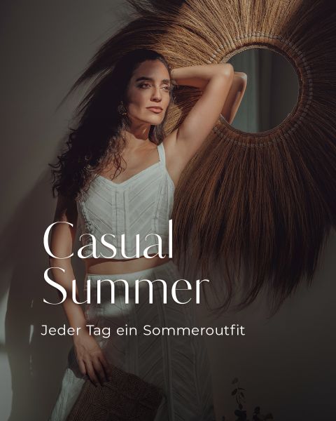 Eine Frau in einem weißen Sommerkleid steht vor einem dekorativen Spiegel mit geflochtenem Rahmen und posiert mit erhobenem Arm. Sonnenlicht scheint auf sie und der Text lautet: „Casual Summer. Jeder Tag ein Sommeroutfit.“.