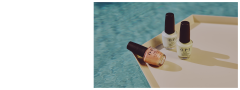 Drei Flaschen OPI-Nagellack in Weiß- und Pfirsichtönen stehen auf einem beigen Tablett neben einem Swimmingpool, und das Sonnenlicht wirft weiche Schatten auf die Szene.