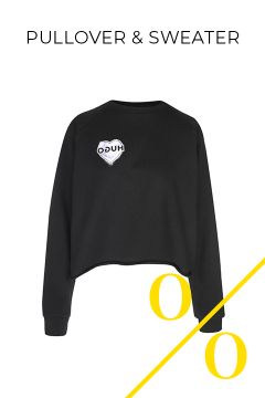 Ein schwarzer Pullover mit einem Aufnäher mit dem Wort „HUGO“ in Rautenform auf der Brust, auf weißem Hintergrund mit dem Text „PULLOVER & SWEATER“ darüber und gelben Grafikelementen darunter.
