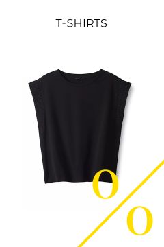 Ein schwarzes ärmelloses T-Shirt mit Spitzendetails an den Schultern, auf weißem Hintergrund mit dem Wort „T-SHIRTS“ darüber und zwei gelben Kreisen, die von einer diagonalen gelben Linie durchschnitten werden, darunter.