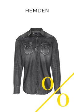 Ein schwarzes Jeanshemd mit Knopfleiste und Brusttaschen steht zentriert auf weißem Grund. Über dem Hemd steht das Wort „HEMDEN“ und darunter zwei große gelbe Prozentzeichen, die durch eine diagonale gelbe Linie getrennt sind.