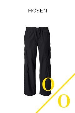 Schwarze Cargohose auf weißem Hintergrund mit dem Schriftzug „HOSEN“ darüber. Unten rechts sind zwei große gelbe Nullen und ein diagonaler gelber Strich zu sehen.