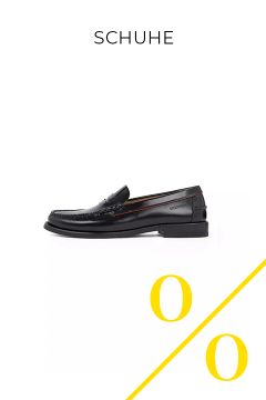 Schwarzer Leder-Loafer im Profil auf weißem Hintergrund, mit dem Wort „SCHUHE“ darüber und zwei großen gelben „o“-Symbolen darunter, getrennt durch eine diagonale gelbe Linie.