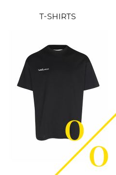 Ein schwarzes T-Shirt mit kleinem weißen Text auf der linken Brustseite steht zentriert auf weißem Hintergrund. Darüber steht das Wort „T-SHIRTS“, und große gelbe Buchstaben „O“ und eine diagonale gelbe Linie zieren die untere rechte Seite.