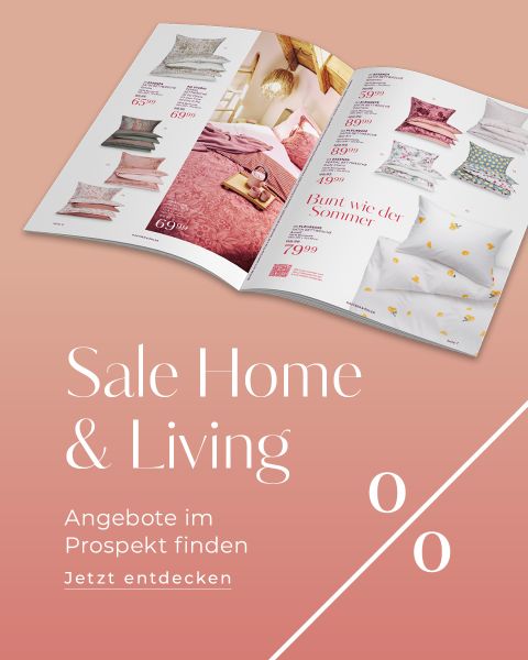 Ein offener Katalog mit Bettwäschesets auf einem rosa Hintergrund mit Farbverlauf. Der Text lautet: "Sale Home & Living. Angebote im Prospekt finden. Jetzt entdecken." Im Katalog sind verschiedene gemusterte Bettwaren abgebildet.