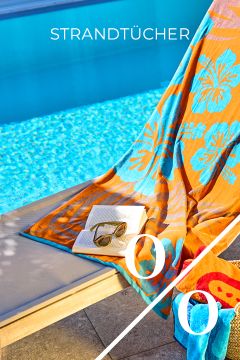 Ein leuchtend orangefarbenes und blaues geblümtes Strandtuch ist über einen Liegestuhl am Swimmingpool drapiert. Ein aufgeschlagenes Buch und eine Sonnenbrille liegen auf dem Handtuch. Oben steht das Wort "STRANDTÜCHER".