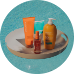 In einem Pool schwimmt ein beiges Tablett mit vier Sonnenschutz- und Hautpflegeprodukten in orangefarbenen, blaugrünen und braunen Flaschen und Tuben, im Hintergrund schimmert das Wasser.