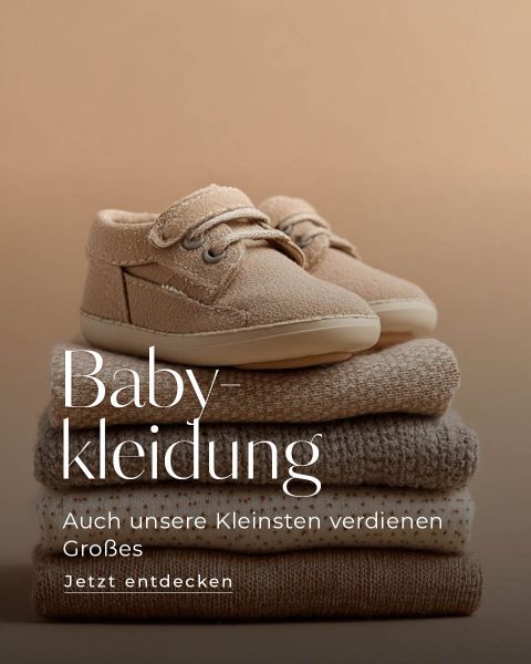 Ein Paar beigefarbene Babyschuhe liegt auf einem Stapel gefalteter neutralfarbener Babykleidung. Der deutsche Text lautet: "Babykleidung. Auch unsere Kleinsten verdienen Großes. Jetzt entdecken.