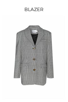 Ein grau karierter Blazer mit gekerbtem Revers, langen Ärmeln, zwei Vordertaschen und drei braunen Knöpfen auf der Vorderseite auf weißem Hintergrund.