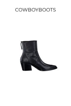 Ein schwarzer, knöchelhoher Cowboystiefel aus Leder mit halbhohem Blockabsatz und seitlichem Reißverschluss ist auf einem weißen Hintergrund zentriert. Das Wort "COWBOYBOOTS" erscheint über dem Stiefel in schwarzen Großbuchstaben.