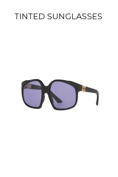 Eine schwarz-quadratisch gerahmte Sonnenbrille mit lila getönten Gläsern und goldenen Details an den Bügeln auf weißem Hintergrund mit dem Text "TINTED SUNGLASSES" darüber.