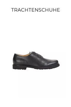 Ein schwarzer Leder-Trachtenschuh mit Schnürsenkeln, flacher Sohle und einfachem Design wird vor einem weißen Hintergrund gezeigt. Das Wort "TRACHTENSCHUHE" erscheint über dem Schuh.