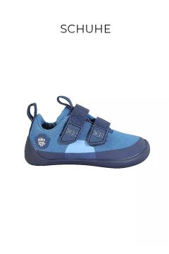 Ein einzelner blauer Kinderschuh mit zwei Klettverschlüssen und einer dunkelblauen Sohle ist vor einem weißen Hintergrund abgebildet. Über dem Schuh erscheint das Wort "SCHUHE".
