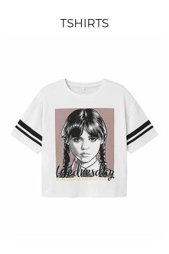 Weißes T-Shirt mit schwarzen Streifen an den Ärmeln, mit der Grafik eines Mädchens mit geflochtenen Haaren und dem Text "Wednesday" und "Be the strange you want to be" unter ihrem Porträt.