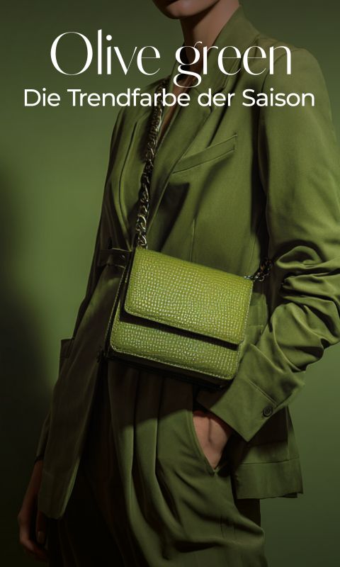 Eine Person in einem olivgrünen Anzug mit einer passenden olivgrünen Handtasche posiert vor einem grünen Hintergrund. Der weiße Text lautet: "Olivgrün - Die Trendfarbe der Saison.