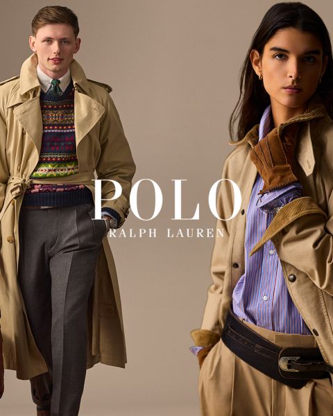 Ein Mann und eine Frau tragen stilvolle Ralph Lauren Trenchcoats. Der Mann kombiniert seinen Mantel mit einem bunten Pullover und einer grauen Hose, während die Frau ein gestreiftes Hemd, braune Handschuhe und einen breiten Gürtel trägt. "POLO RALPH LAUREN" ist in weißer Schrift dargestellt.