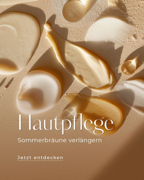 Hautpflegecremes und Lotionen sind kunstvoll auf einer beigen Fläche verteilt, auf der in deutscher Sprache zu lesen ist: "Hautpflege - Sommerbräune verlängern. Jetzt entdecken.
