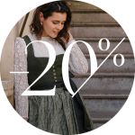 Eine Frau in einer Spitzenbluse und einem traditionellen Kleid steht auf einer Treppe und schaut nach unten. In einem großen Text darüber steht "-20%", was auf einen Rabatt von 20 Prozent hinweist.