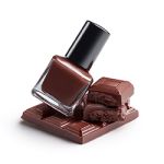 Eine braune Nagellackflasche lehnt an einer Schokoladentafel, von der einige Stücke abgebrochen sind, vor einem weißen Hintergrund.