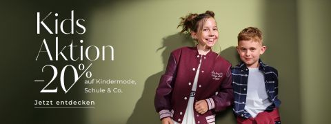 Zwei lächelnde Kinder, ein Mädchen in einer kastanienbraunen Jacke und ein Junge in einem karierten Hemd, stehen vor einem grünen Hintergrund. Der Text neben ihnen kündigt einen Rabatt von 20 % auf Kindermode, Schulartikel und mehr in deutscher Sprache an.