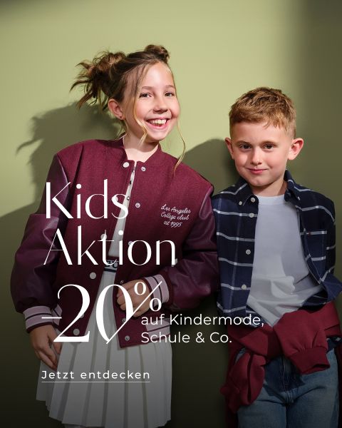 Zwei Kinder stehen lächelnd vor einer grünen Wand. Das Mädchen trägt eine rote Sportjacke und ein weißes Kleid, während der Junge ein kariertes Hemd über einem weißen T-Shirt trägt. Der Text wirbt für einen Rabatt von 20 % auf Kindermode in deutscher Sprache.