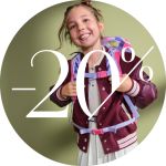 Lächelndes junges Mädchen in kastanienbrauner Jacke und Rucksack vor einem hellgrünen Hintergrund, mit großer weißer Schrift "-20%" über dem Bild.