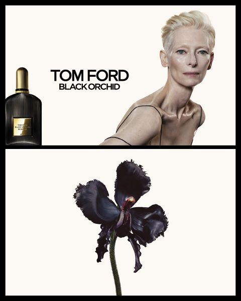 Eine Werbung für das Parfüm Tom Ford Black Orchid mit einem Flakon, einer blasshäutigen Person mit kurzen blonden Haaren, die ein schwarzes Trägerkleid trägt, und einer dunklen, dramatischen schwarzen Orchideenblüte darunter.