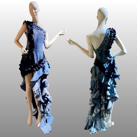 Zwei Schaufensterpuppen zeigen ein gerüschtes, asymmetrisches, blaues Kleid mit hohem und tiefem Saum, das von vorne und hinten vor einem Hintergrund mit Farbverlauf gezeigt wird.