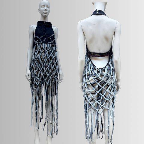 Zwei Schaufensterpuppen tragen ein ärmelloses Kleid mit einem Oberteil aus Jeansstoff und einem Rock mit Fransen aus Netzstoff, dargestellt von vorne und hinten auf grauem Hintergrund.