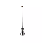 Ein eleganter Metall-Jigger mit langem Griff, einer kleinen Holzkugel oben und einem doppelseitigen Messbecher unten, der zum Mixen von Cocktails gedacht ist, abgebildet auf einem schlichten weißen Hintergrund.