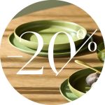 Grüne Keramikteller und -schalen auf einer Holzoberfläche mit sanftem Sonnenlicht. Großer weißer Text überlagert "-20%", was auf einen Rabatt oder Ausverkauf hinweist.