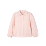 Eine hellrosa, langärmelige Bluse mit kleinen Tupfen, einem spitzen Kragen und elastischen Manschetten. Die Bluse ist flach auf weißem Grund gelegt.