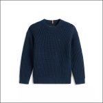 Ein dunkelblauer, langärmeliger, gestrickter Pullover mit gerippten Bündchen, Saum und Halsausschnitt, flach auf weißem Hintergrund dargestellt.