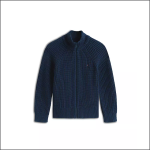 Ein marineblauer Strickpullover mit Reißverschluss, gerippter Struktur, hohem Kragen und langen Ärmeln auf weißem Hintergrund.