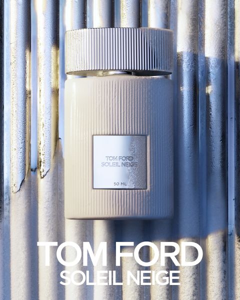 Ein Flakon des Parfums Tom Ford Soleil Neige steht auf einer metallischen, geriffelten Oberfläche, auf die das Sonnenlicht Schatten wirft.