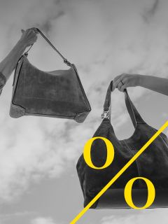 Zwei Hände, die jeweils eine große Wildlederhandtasche vor einem bewölkten Himmel hochhalten. Das Bild ist schwarz-weiß mit einer gelben diagonalen Linie und den Buchstaben "o" und "O" in Gelb.