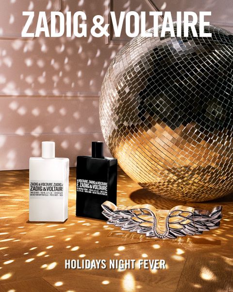 Zwei Parfümflaschen und ein flügelförmiges Accessoire stehen auf einem Holzboden neben einer großen Discokugel, über der der Text "ZADIG & VOLTAIRE HOLIDAYS NIGHT FEVER" steht.