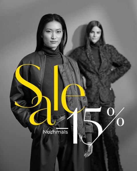 Zwei Frauen in stilvollen Outfits stehen selbstbewusst da, mit Textüberlagerung: "Verkauf nochmals 15%". Das Bild ist in Schwarz und Weiß mit gelben Akzenten.