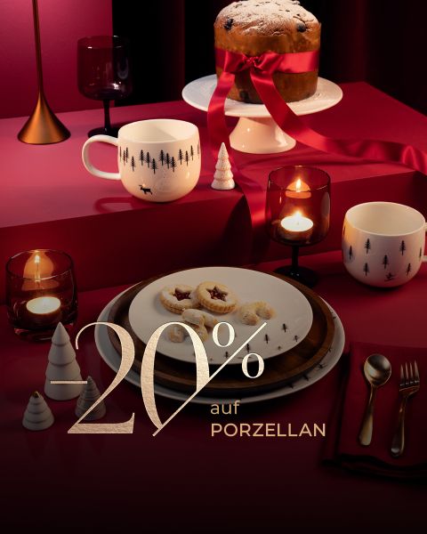 Festliche Tafel mit Porzellangeschirr, Kerzen, Keksen, einer Tasse, Besteck und einer Torte; Text: "20% auf PORZELLAN.".